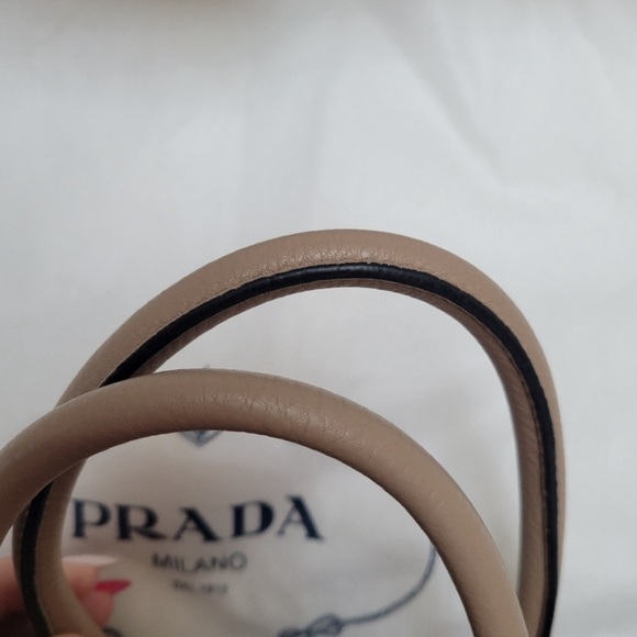 Prada pebble leather crossbody bag - Picture 2 of 7